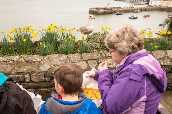 Britten eten fish and chips in Tenby, Wales.
