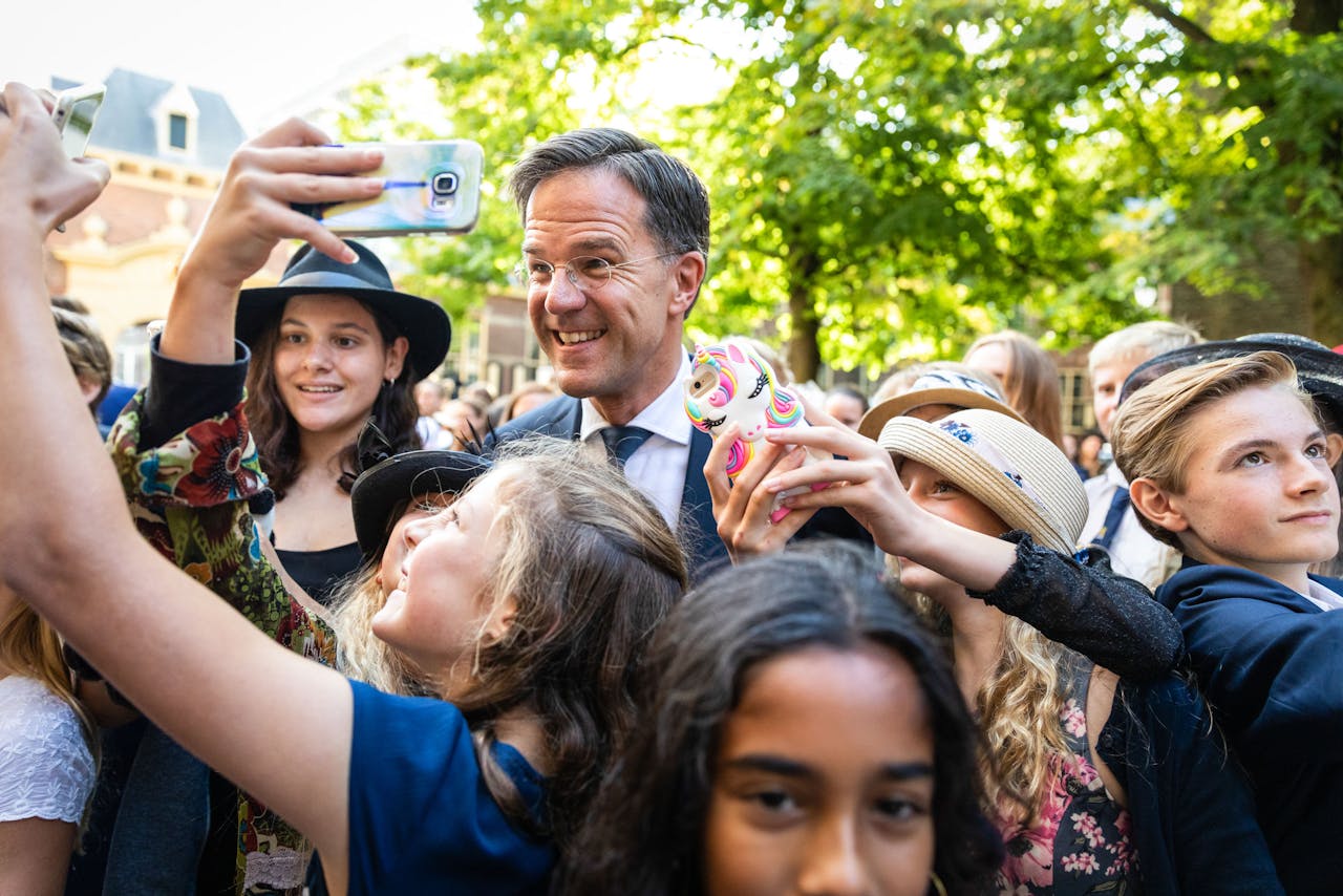 Mark Rutte gaat op de foto met kinderen die aanwezig waren tijdens de kleine Prinsjesdag in de Ridderzaal.