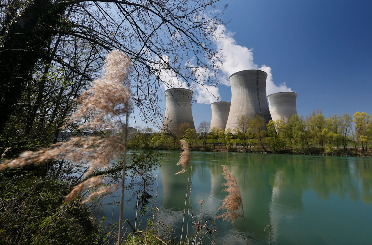 Koeltorens bij de kerncentrale van Bugey nabij Lyon waar stroombedrijf EdF 'afwijkingen' heeft aangetroffen aan de stoomgeneratoren.
