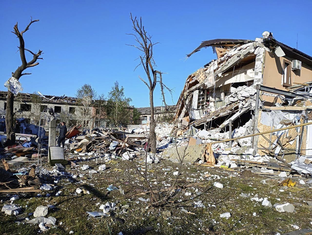 Bij een Russische luchtaanval op een voorstad van de Oekraïense stad Dnipro is een tweejarig meisje om het leven gekomen, meldde de regionale gouverneur zondag.