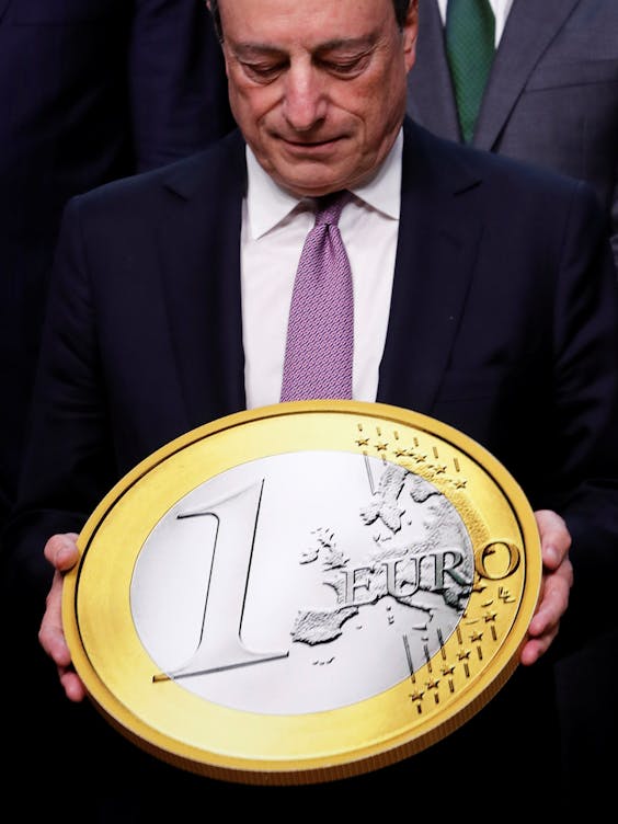 Mario Draghi tijdens een groepfoto ter gelegenheid van het twintigjarig bestaan van de euro.