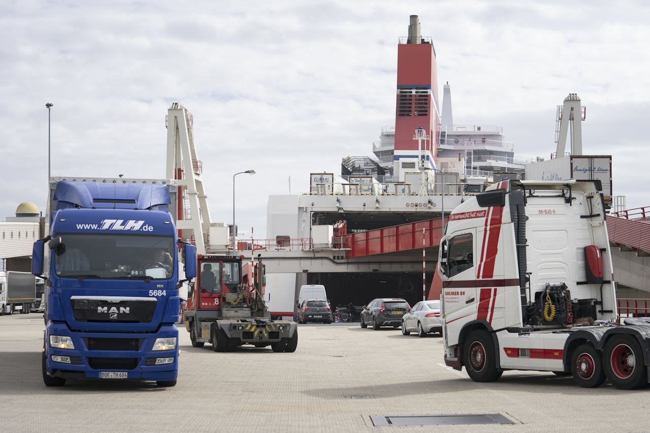 Vrachtwagens en personenauto's gaan aan boord van de Stena Hollandica ferry in Hoek van Holland.