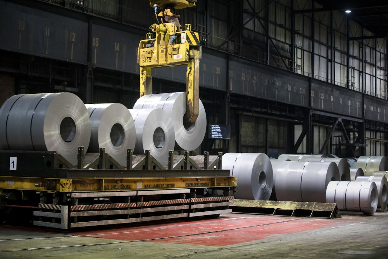 Rollen metaal bij de koudbandwalserij van Tata Steel.