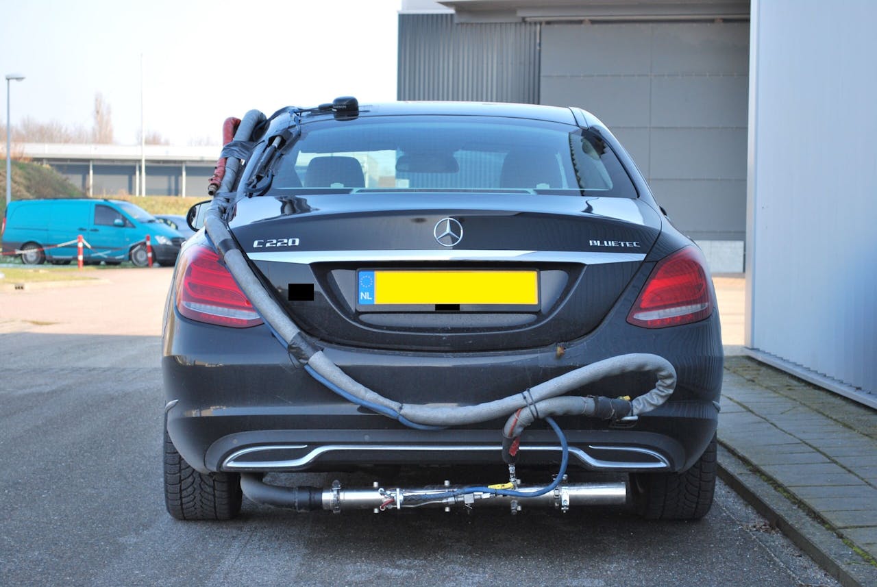 Apparatuur van TNO bevestigd aan een Mercedes waarmee in 2018 in Helmond mobiele testen werden uitgevoerd.