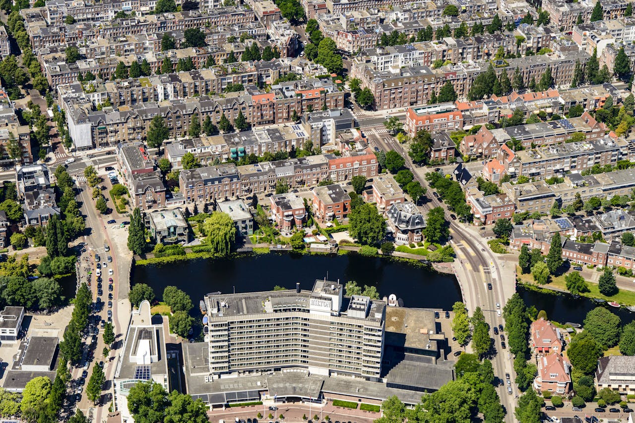 Het Amsterdamse Hilton Hotel in Amsterdam Oud-Zuid telt doordeweeks een bezetting van 10-15 procent. Door corona is het aantal gasten dramatisch gedaald in de Nederlandse hotelsector. Grote verliezen dreigen voor de eigenaren van hotelvastgoed.