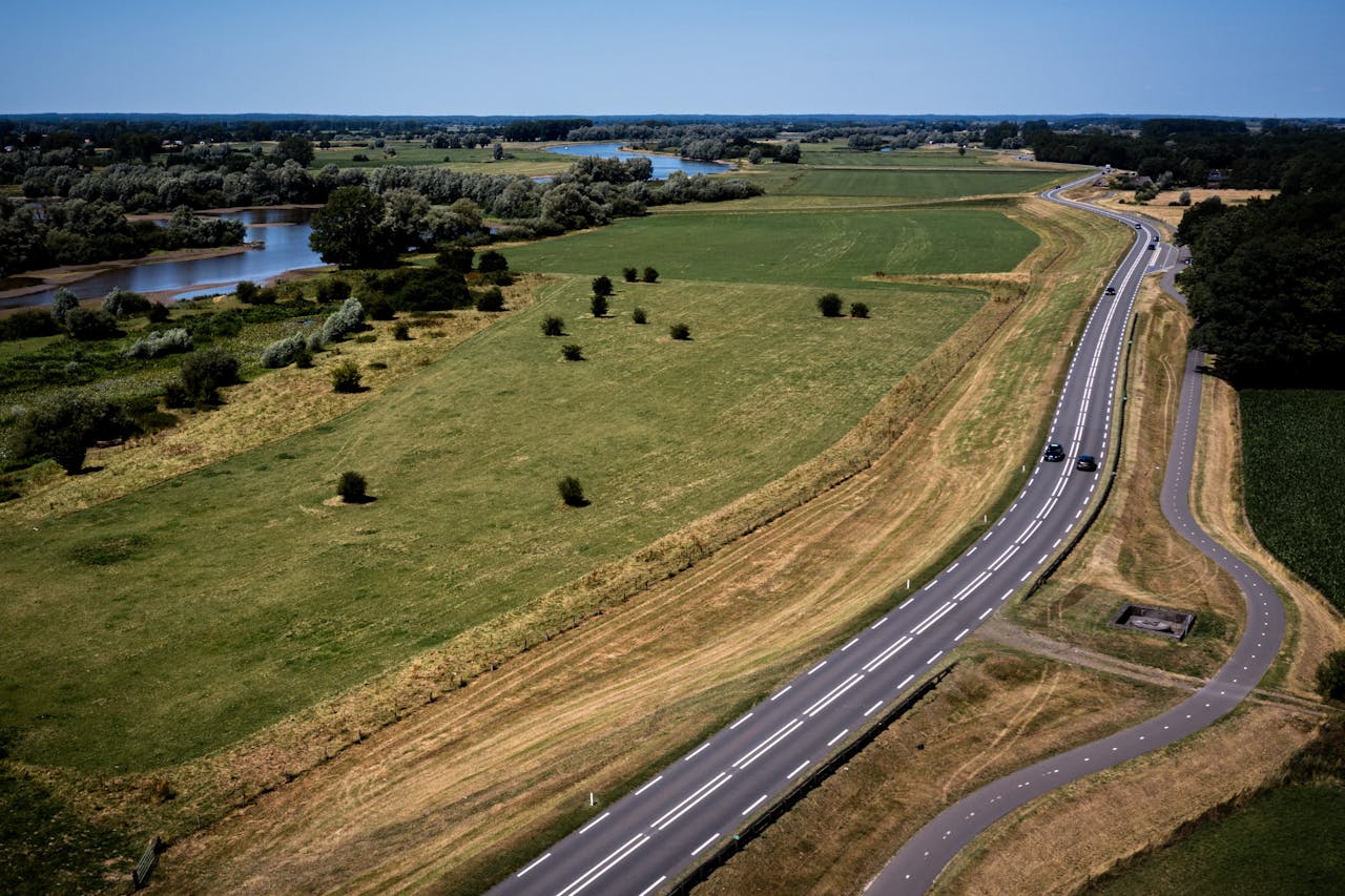 Een dronefoto van nieuwe aanplant in de uiterwaarden langs rivier de IJssel nabij Olst.