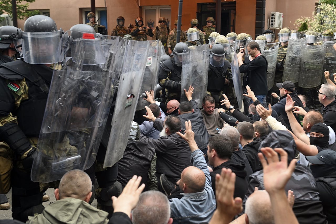 Etnische Serviërs lopen te hoop tegen soldaten van de internationale vredesmacht Kosovo Force in Zvecan, Kosovo. De spanning tussen Servië en Kosovo liep de afgelopen weken fors op.