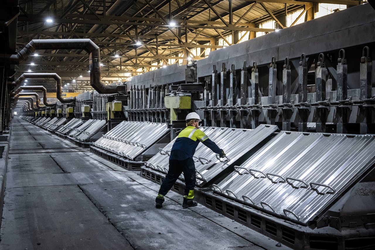 Vanwege de hoge gasprijs staat bij aluminiumproducent Aldel in Groningen al sinds oktober twee derde van de productie stil. Voor steeds meer bedrijven dreigen productiebeperkingen.