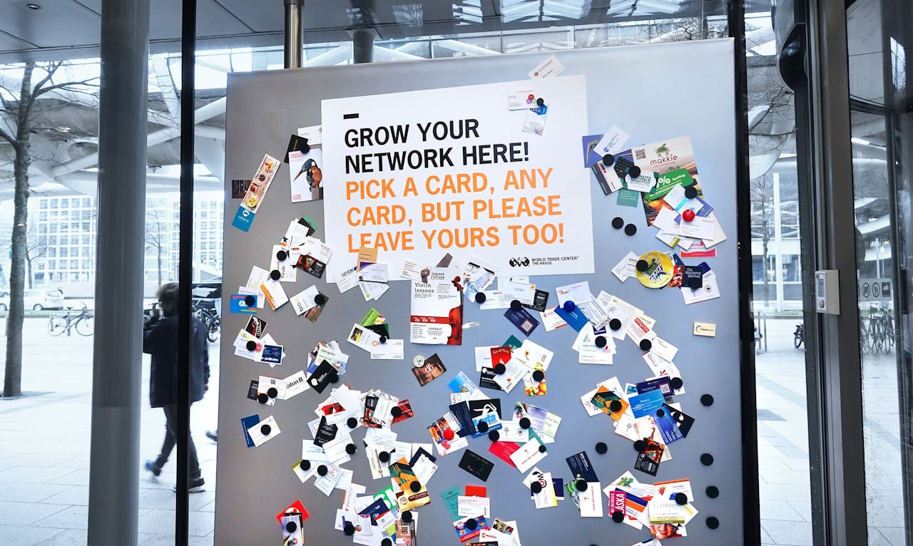 Een bord in het WTC in Den Haag nodigt uit tot netwerken, vaak het voorportaal van solliciteren.