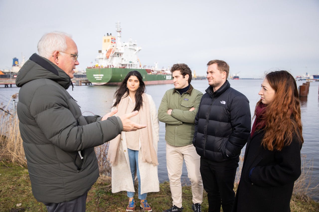 Studenten van de master klimaatrecht aan de VU krijgen uitleg van Wilko Tijsse Claase van Havenbedrijf Amsterdam, tijdens een bezoek aan olieterminals.