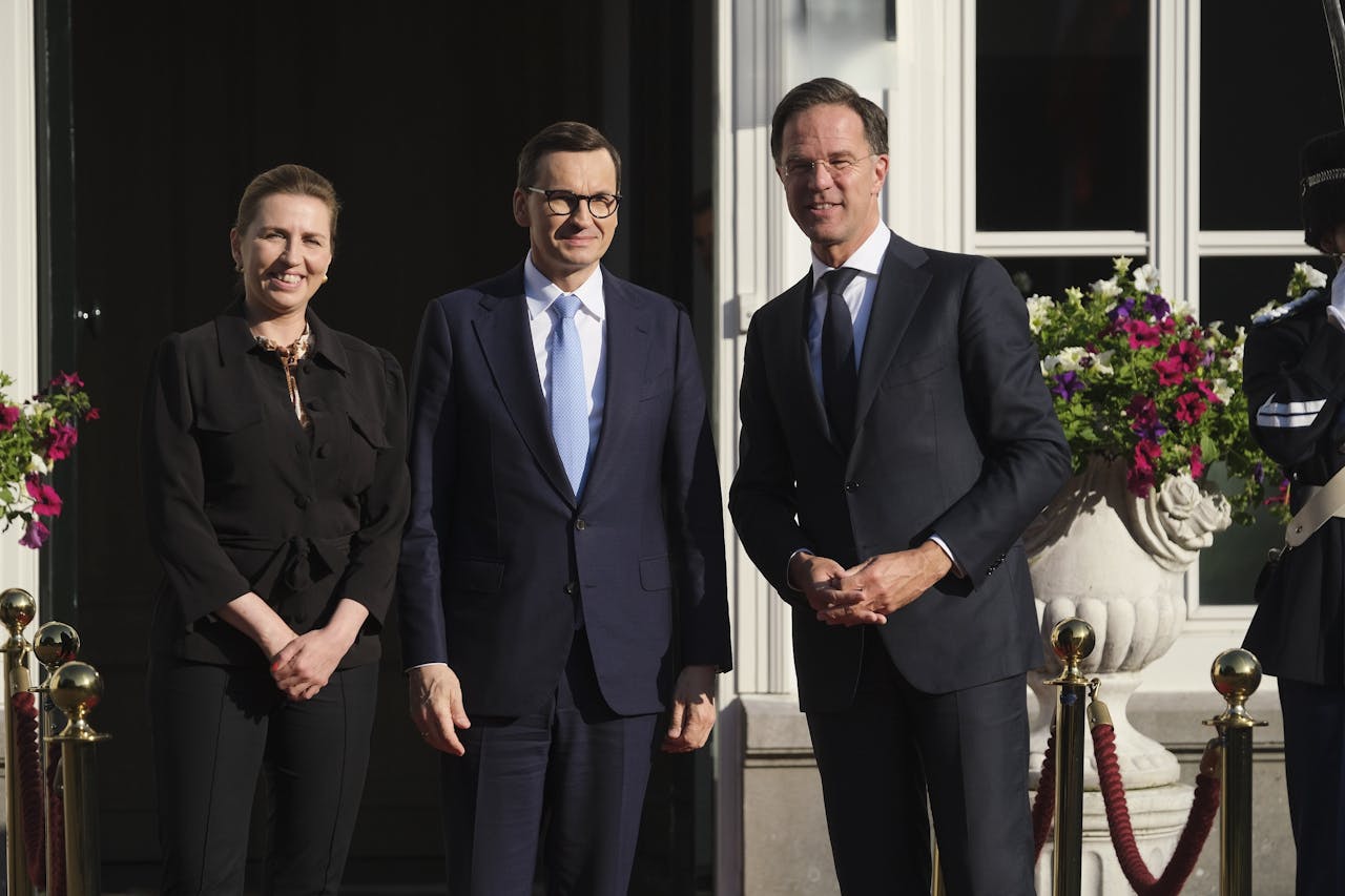 De Poolse premier Morawiecki (m) bracht vorig jaar juni ook een bezoek aan Den Haag, toen vanwege een aankomende Navo-top. Links van Morawiecki de Deense premier Frederiksen.