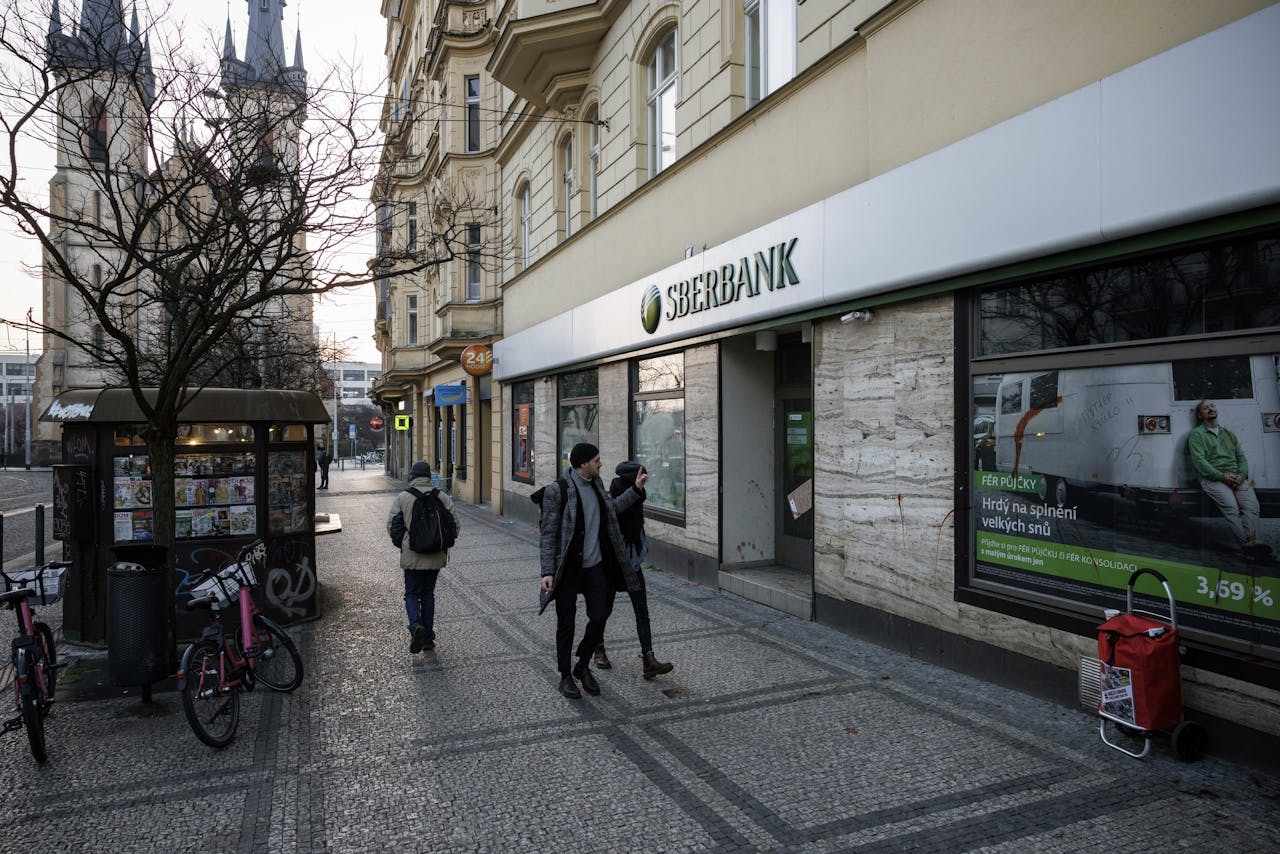 Een door vandalen beschadigde vestiging van Sberbank in de Tsjechische hoofdstad Praag, kort na de Russische inval in Oekraïne in februari 2022.