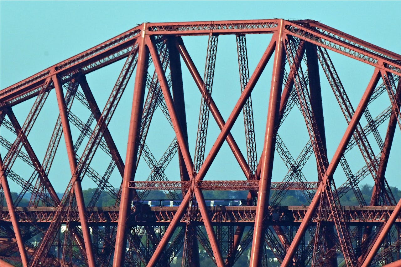 Een trein van Abellio ScotRail rijdt over de Forth Bridge in Dalgety Bay, Schotland.