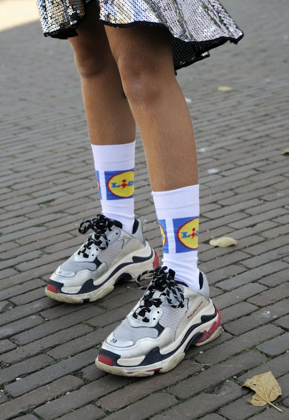 De sokken met het geel/blauwe logo zijn gewild.