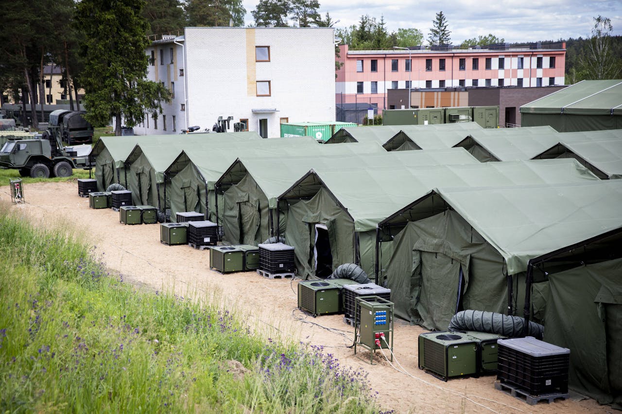 Een vluchtelingenkamp in het Litouwse Pabrade, nabij de Wit-Russische grens. Dit jaar werden al bijna 400 migranten van Irakese, Syrische of andere nationaliteit aangetroffen bij de 680 kilometer lange grens tussen Wit-Rusland en Litouwen.