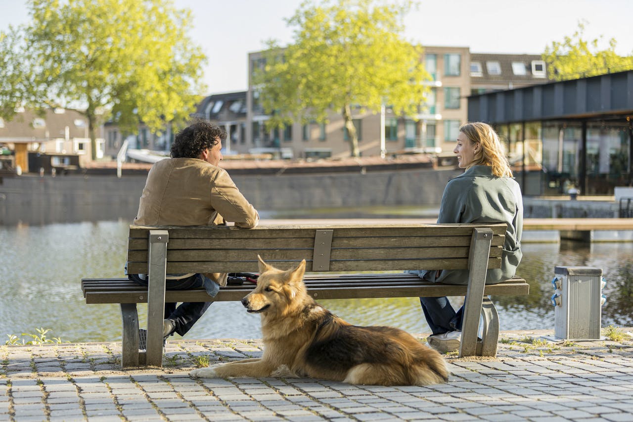 Een moment uit de coronafilm 'Op gepaste afstand'. Een korte film waarin een man en een vrouw elkaar ontmoeten en wandelend in een lege stad elkaar beter leren kennen.