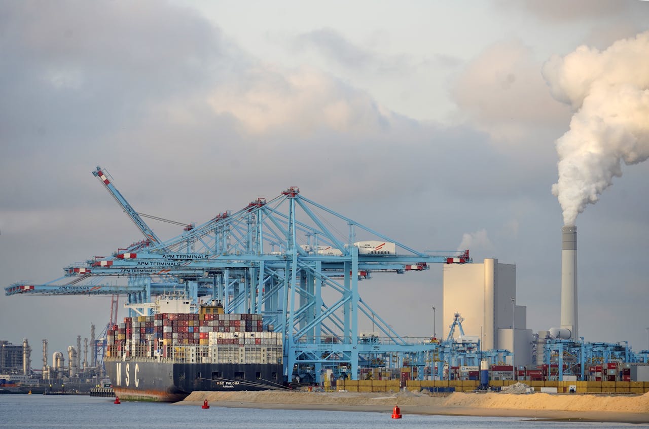 Containeroverslag in de Rotterdamse Haven op de Tweede Maasvlakte.