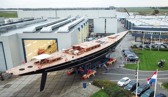 Het transport van het 56 meter lange klassieke zeiljacht Aquarius bij de werf van Huisman in Vollenhove, vorig jaar november. Volgens de internationale vakpers is de boot in 2014 besteld door een Amerikaans koppel.