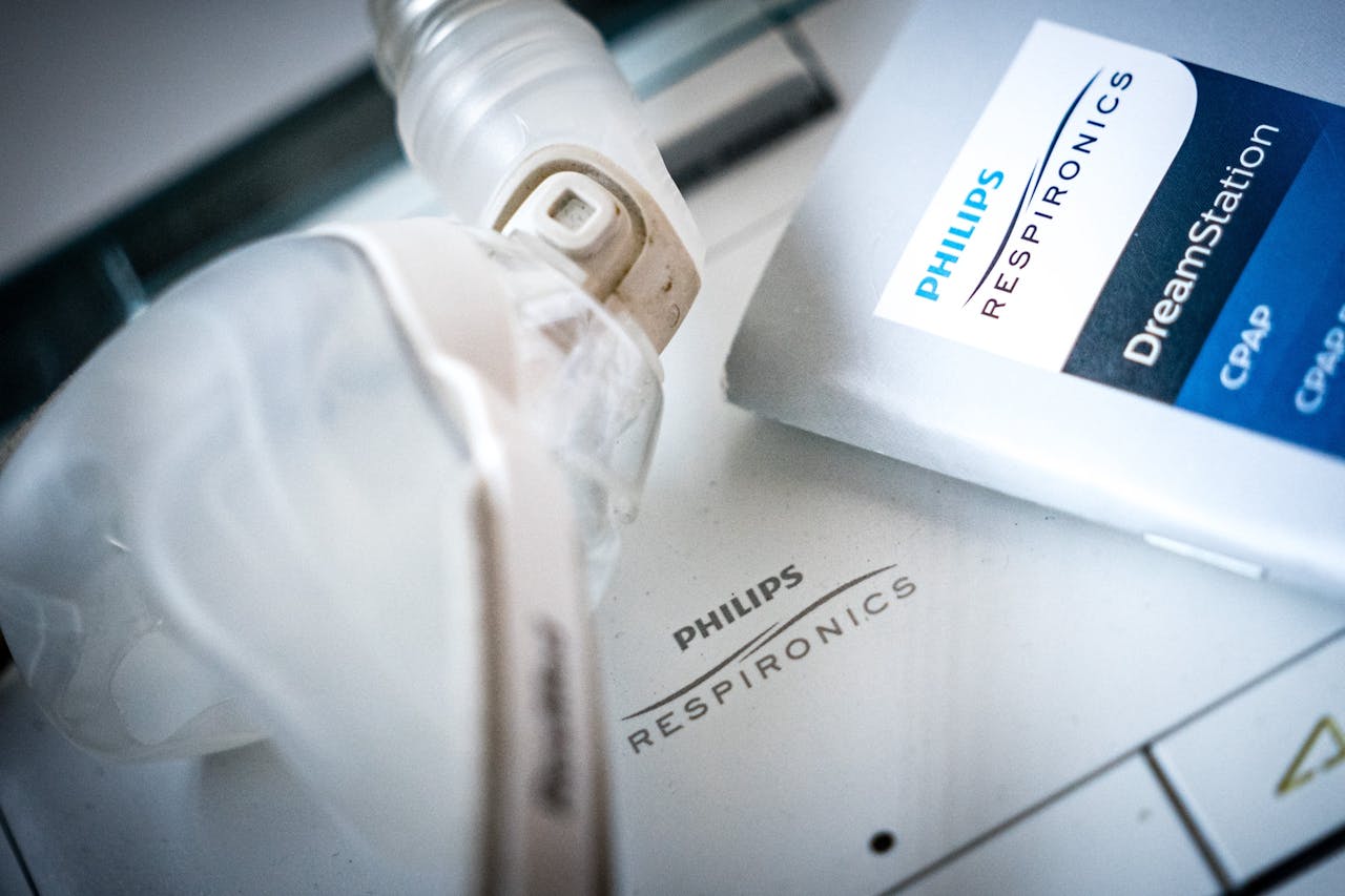 Een Philips DreamStation CPAP apparaat voor de behandeling van slaapapneu.