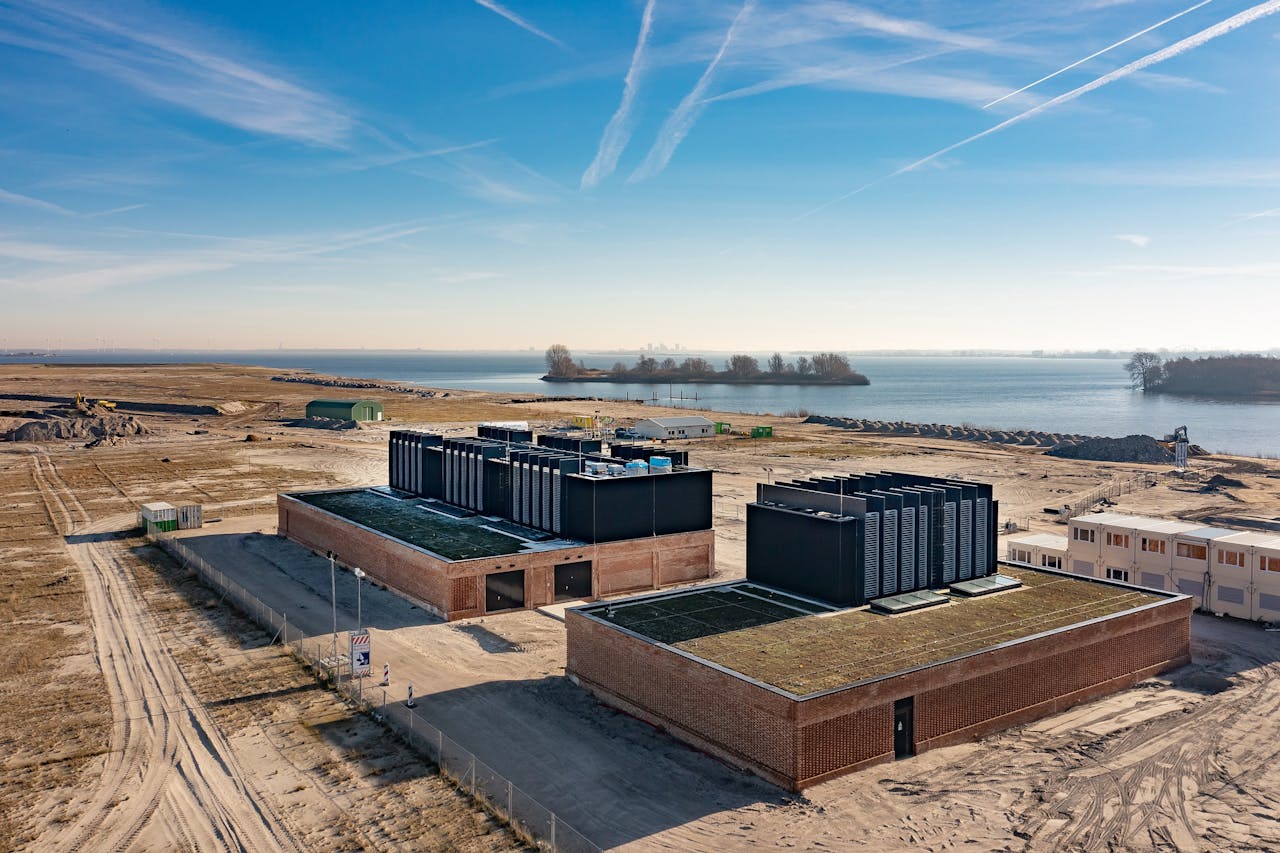 Het nieuwe elektriciteitsstation op de vlakte waar de vijfde woonwijk van het Amsterdamse IJburg komt.