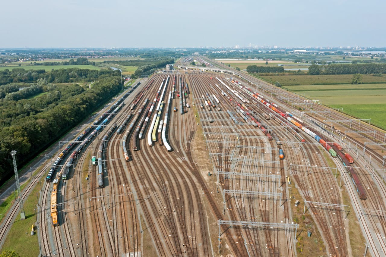 Goederentreinen op rangeerterrein Kijfhoek bij Zwijndrecht. Railgood, belangenorganisatie van private ondernemingen in het spoorgoederenvervoer, spreekt van een 'exorbitante' verhoging van de tarieven voor het opstellen en rangeren van treinen.