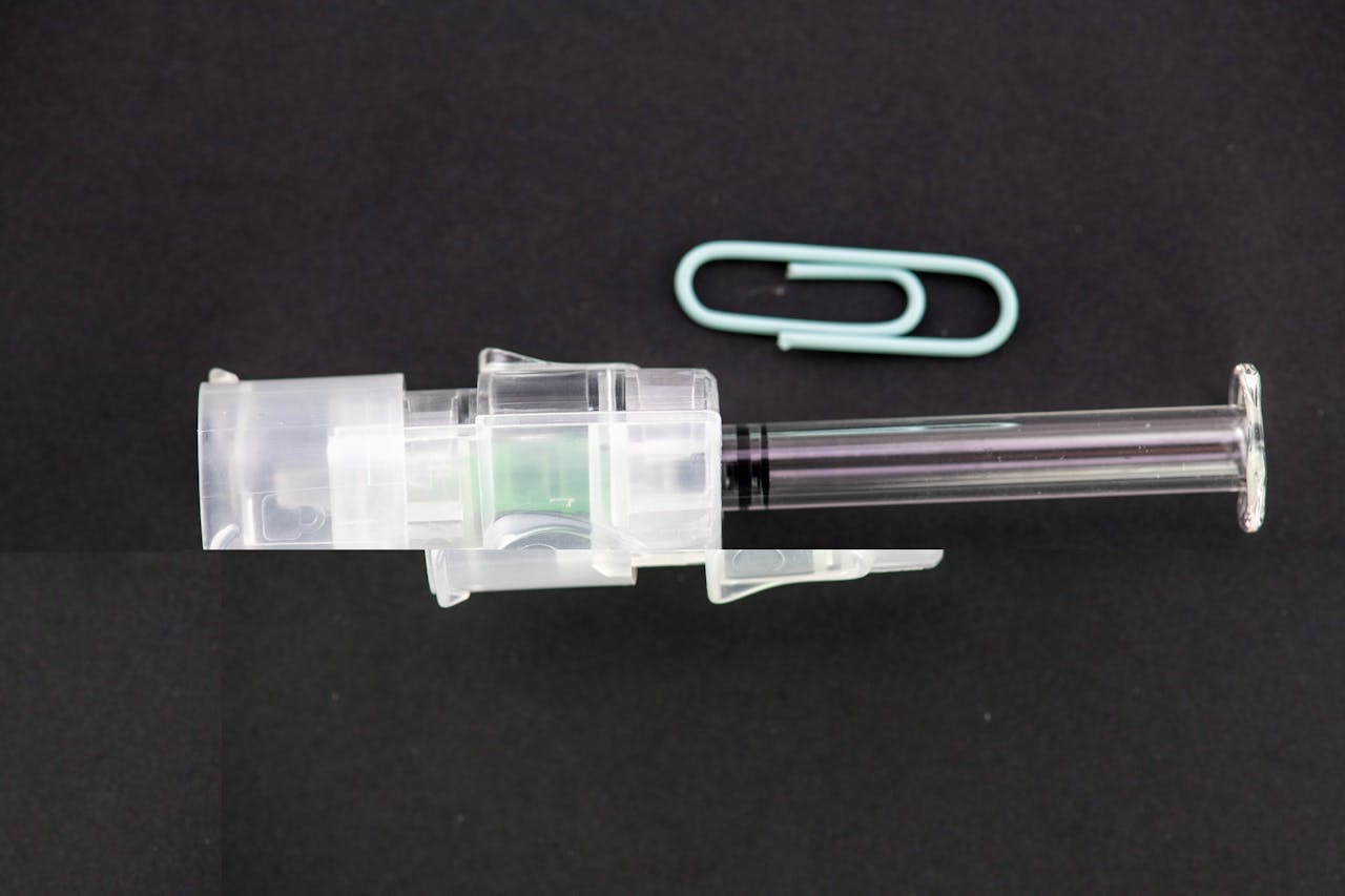 Een innovatieve injectienaald ontwikkeld door de Belgische start-up Idevax. De naald brengt een vloeistof, bijvoorbeeld een vaccin, aan in de huid (intradermaal) in plaats van in een spier (intramusculair). Dit levert de patiënt minder pijn op.