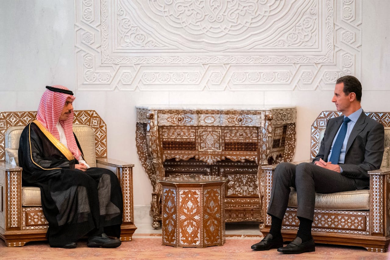 De Syrische president Bashar al-Assad (rechts) ontving afgelopen dinsdag de Saoedische minister van buitenlandse zaken, prins Faisal bin Farhan, in Damascus.