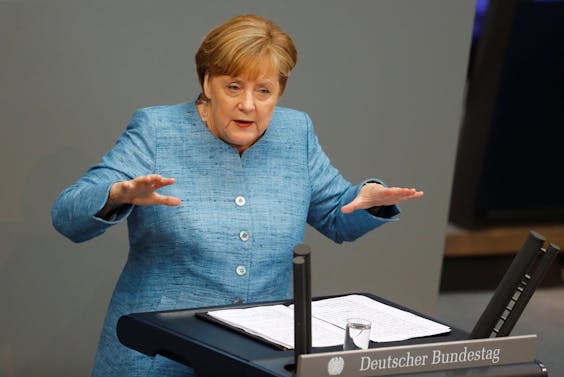 Bondskanselier Angela Merkel spreekt de Bondsdag toe.