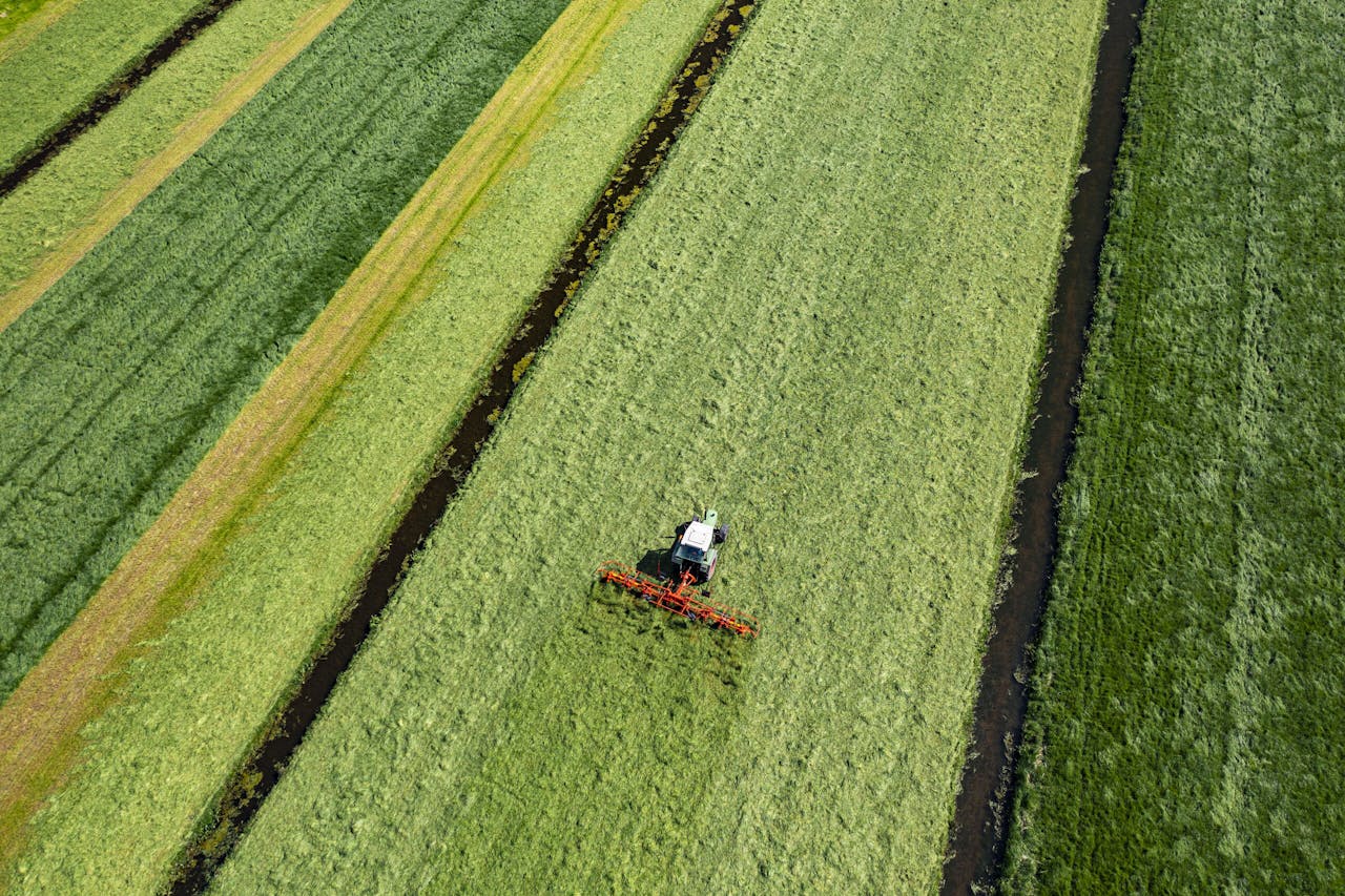 Een trekker aan het werk bij Woerden. Ongeveer een derde van de EU-begroting is gereserveerd voor de agrarische sector.