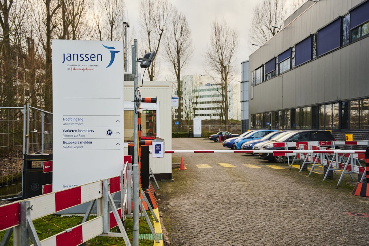 Het farmabedrijf Janssen, onderdeel van Johnson & Johnson, bouwt in Leiden onder meer een tweede fabriek voor de productie van zijn coronavaccin.