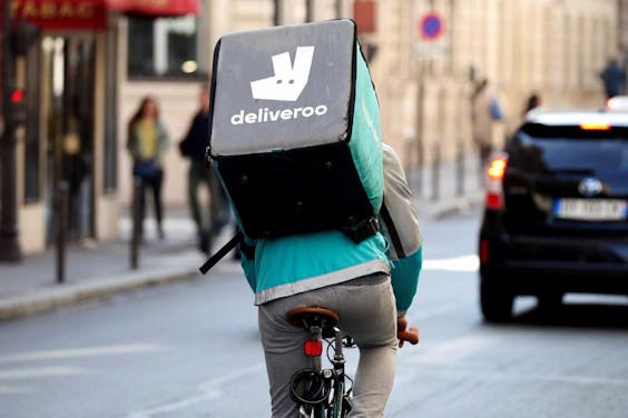 Een Deliveroo-bezorger op de fiets in Parijs.