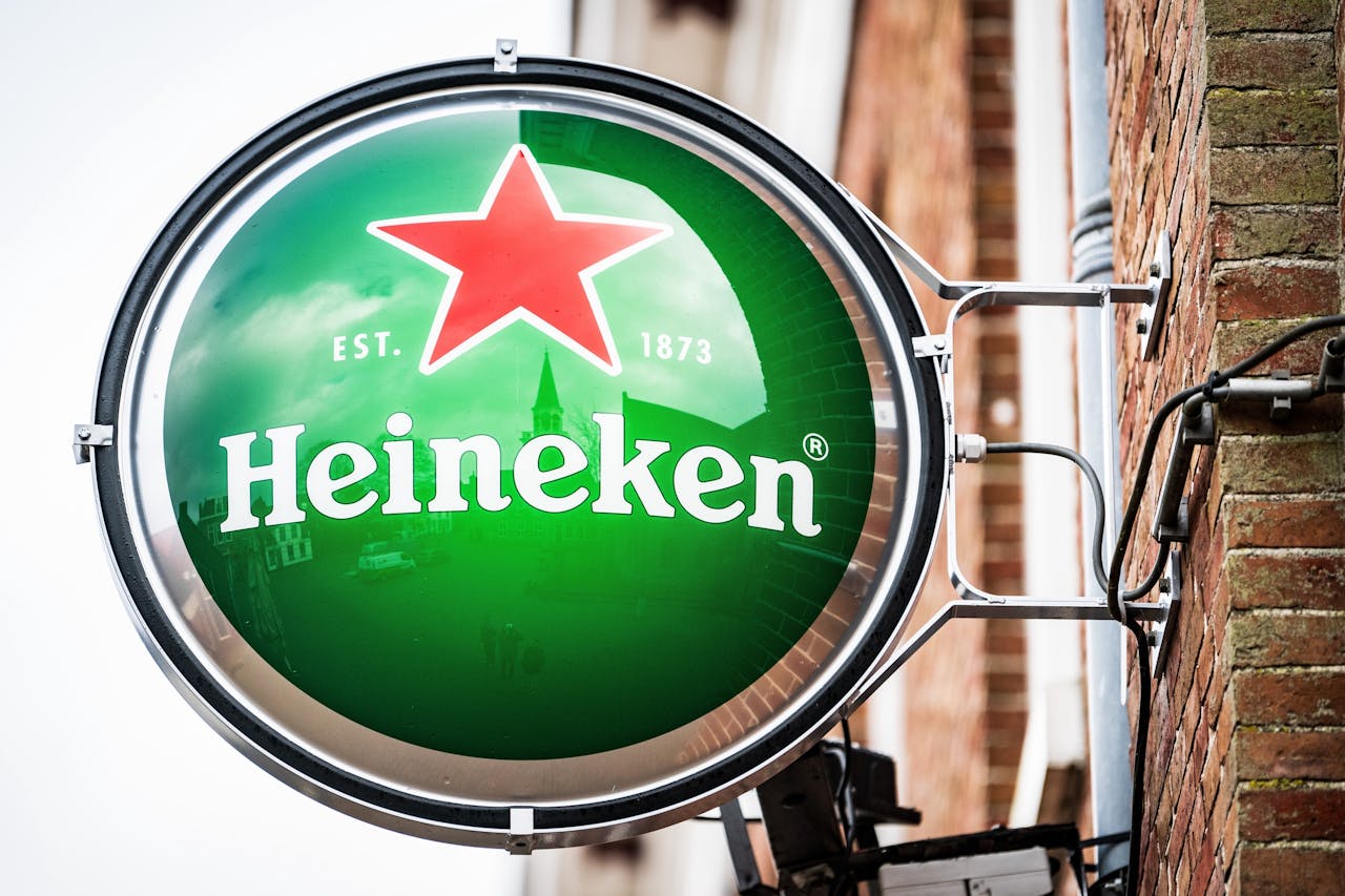 Heineken heeft afgelopen jaar zijn prijzen verhoogd, maar de bierverkoop is desondanks de coronapandemie te boven.