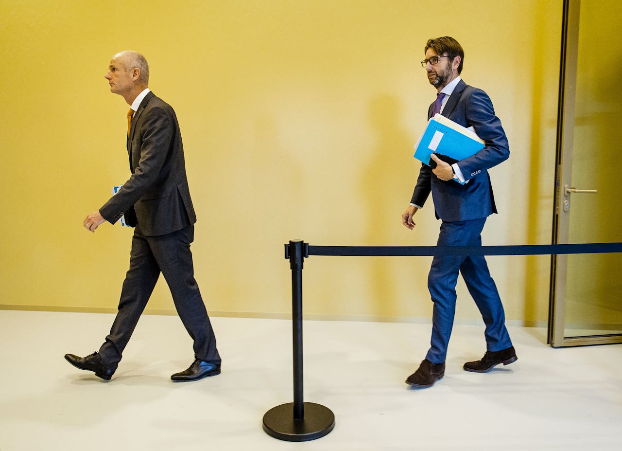 Demissionair minister Stef Blok en demissionair staatssecretaris Steven van Weyenberg (R) op weg naar het debat in de Tweede Kamer over de toekomst van Tata Steel.