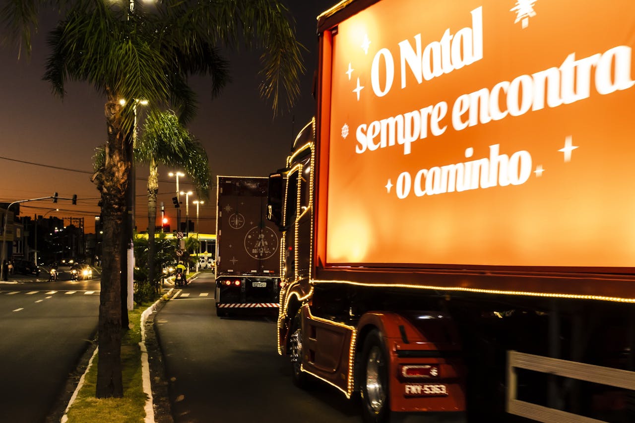 Het Mexicaanse Femsa heeft vele activiteiten in Mexico. Zo is het ook de bottelaar voor Coca-Cola. Op de foto wordt met verlichte Coca-Cola-vrachtwagens Kerstmis gevierd.