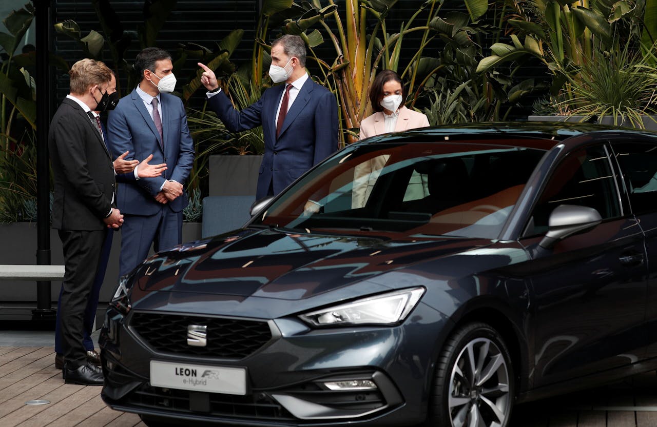 De Spaanse koning Felipe VI (m) praat vrijdag in Martorell met premier Sánchez (tweede van links), Seat-chef Wayne Griffiths en VW-ceo Herbert Diess (niet zichtbaar). Rechts bekijkt minister van industrie Reyes Maroto een hybride Seat Leon.