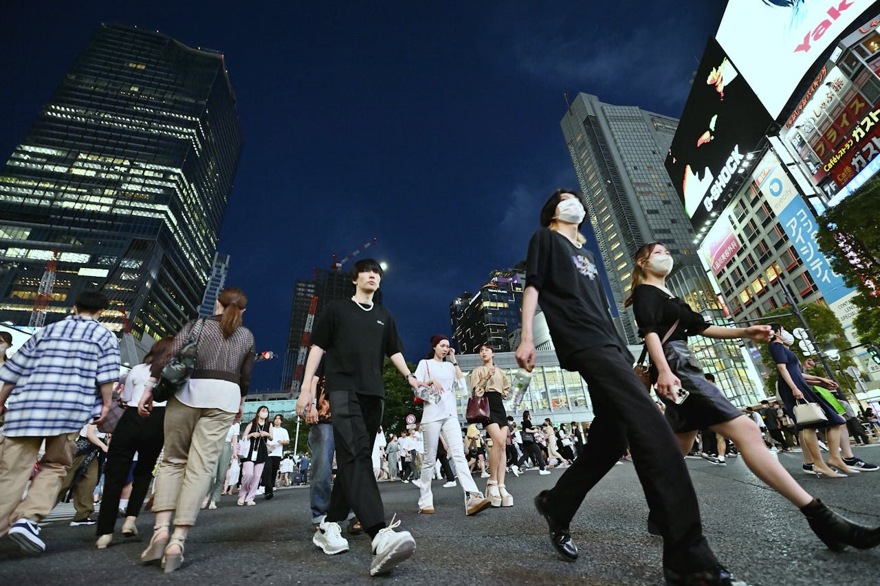 Downtown Tokio in juli 2022. Steeds minder mensen moeten het geld zien te verdienen voor de hele Japanse samenleving.