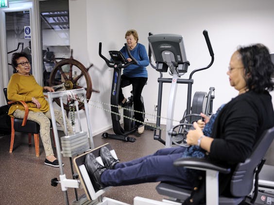 In de kelder van het wooncomplex voor ouderen in Amsterdam zit een praktijk voor fysiotherapie en en fitnessruimte.