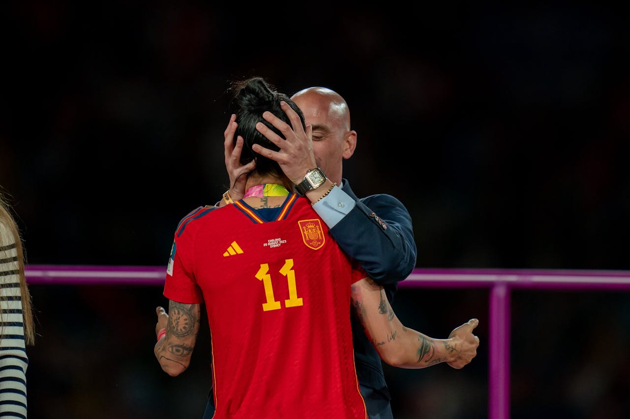 Jenni Hermoso wordt gekust door de RFEF-voorzitter Luis Rubiales nadat ze met haar team de WK-finale tegen Engeland heeft gewonnen.