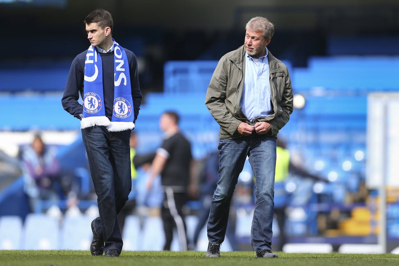 Roman Abramovitsj samen met zijn zoon op het veld van Chelsea, de Britse voetbalclub waarvan hij eigenaar is.
