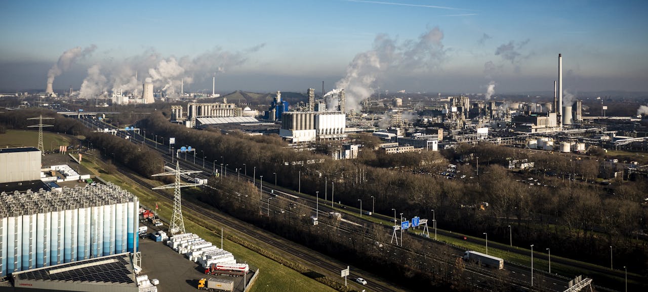 Het industrieterrein van Chemelot nabij Geleen, waar ruim zestig bedrijven zijn gevestigd.