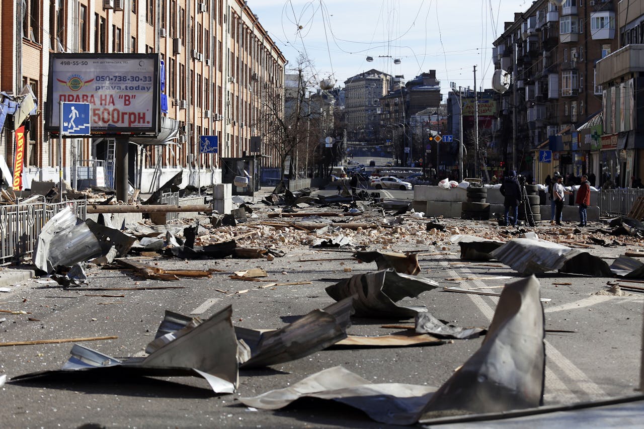 Ravage in een straat in Oekraïne na een aanslag met een Russische granaat. Of Nederland in een recessie belandt, hangt af van het verloop van de oorlog.