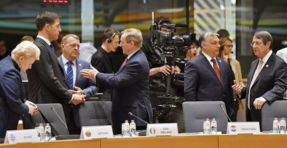 Hongaars premier Viktor Orbán (tweede van rechts) praat met de Cypriotische president Nicos Anastasiades. Links is Mark Rutte in gesprek met zijn Ierse ambtgenoot Enda Kenny.