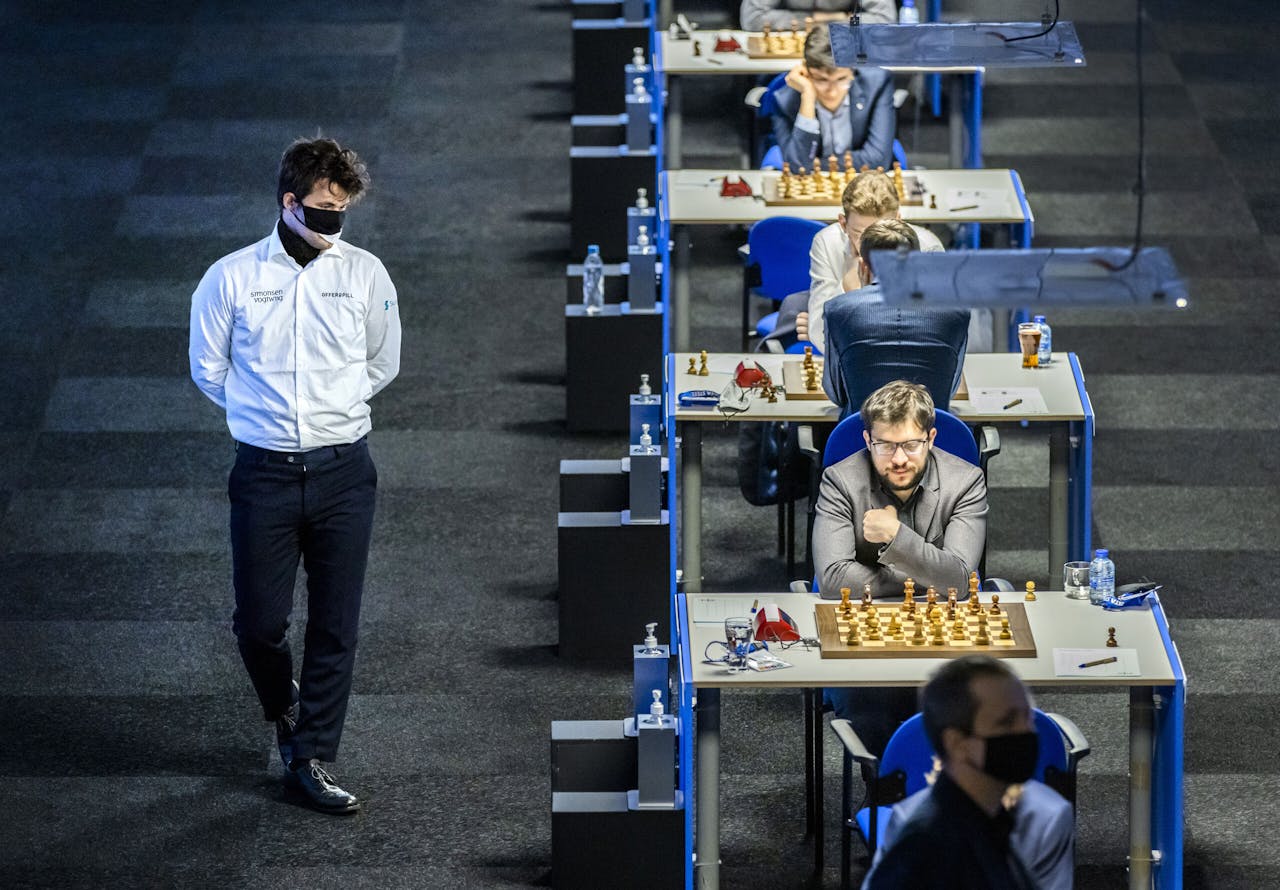 Schaakgrootmeester Magnus Carlsen loopt rond tijdens de eerste ronde van het TataSteel Chess Tournament 2021.