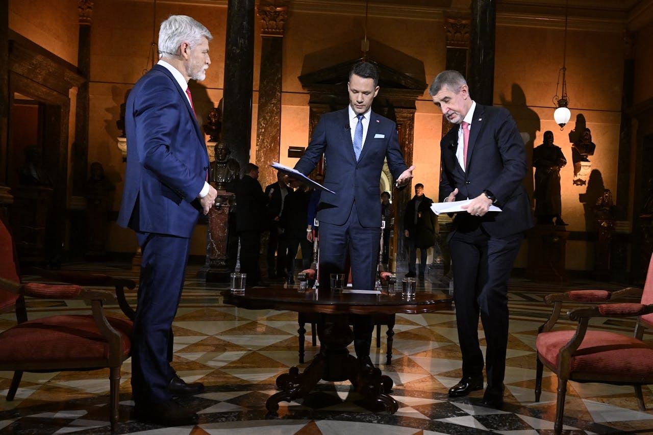 Presidentskandidaat Petr Pavel (l) en zijn opponent Andrej Babis (r) bij het verkiezingsdebat zondagavond. In het midden moderator Martin Reznicek van de Tsjechische publieke omroep.