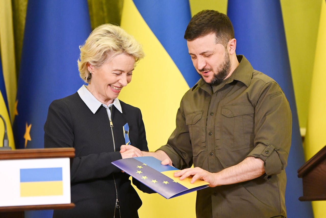 Ursula von der Leyen overhandigt de EU-vragenlijst aan de Oekraïense president Volodymyr Zelensky.