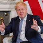 Boris Johnson overleeft vertrouwensstemming met hakken over de sloot