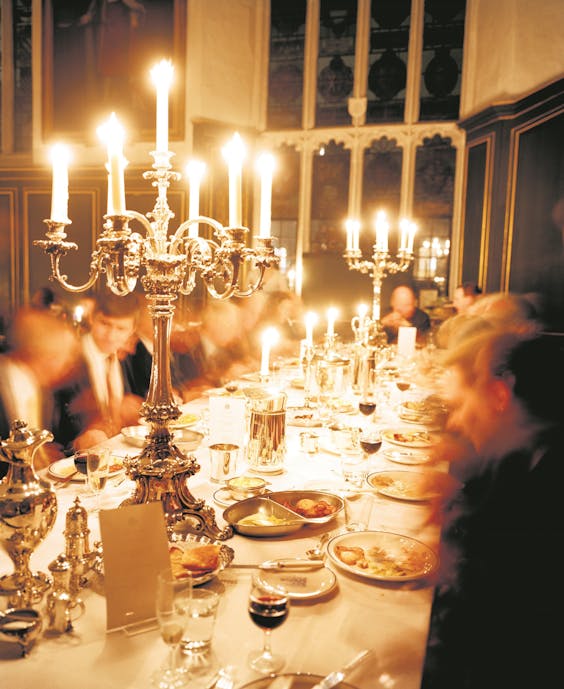 Een diner op Magdalene College in Cambridge. In navolging van de Britse universiteiten hebben ook die in Australië, Canada, Nieuw-Zeeland en de Verenigde Staten vaak hun eigen maaltijd- en woon- traditie.