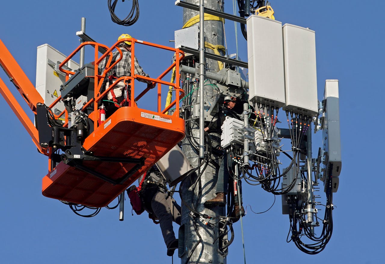 Een werknemer van telecommunicatiebedrijf Verizon installeert G5-apparatuur in een toren in het Amerikaanse Utah. De komst van 5G zal naar verwachting leiden tot meer bedrijvigheid in de ICT.
