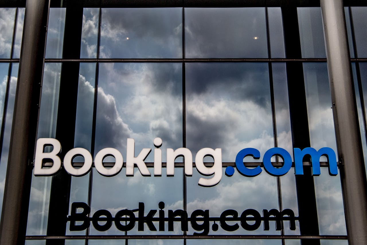 Niet alleen getroffen hoteliers kloppen bij de overheid aan voor coronasteun. Ook reisplatform Booking.com, tot voor kort een van de meest winstgevende bedrijven in Nederland, houdt de hand op omdat de inkomsten vrijwel volledig zijn wegvallen.