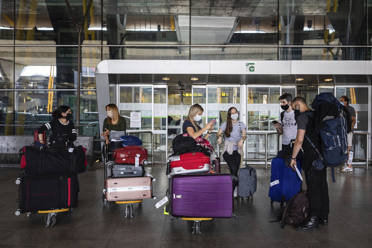 Passagiers zondag op de Spaanse luchthaven Madrid Barajas. Spanje opende zondag de grenzen voor Europese reizigers.